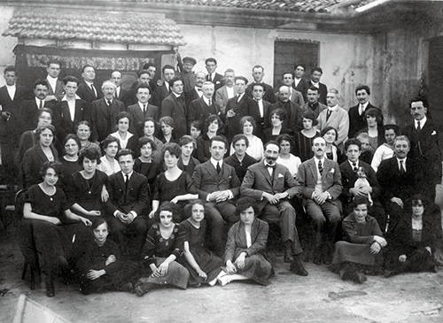1913-luigi-zaini-nel-cortile-della-sua-fabbrica-di-via-de-cristoforis-6-a-milano.jpg